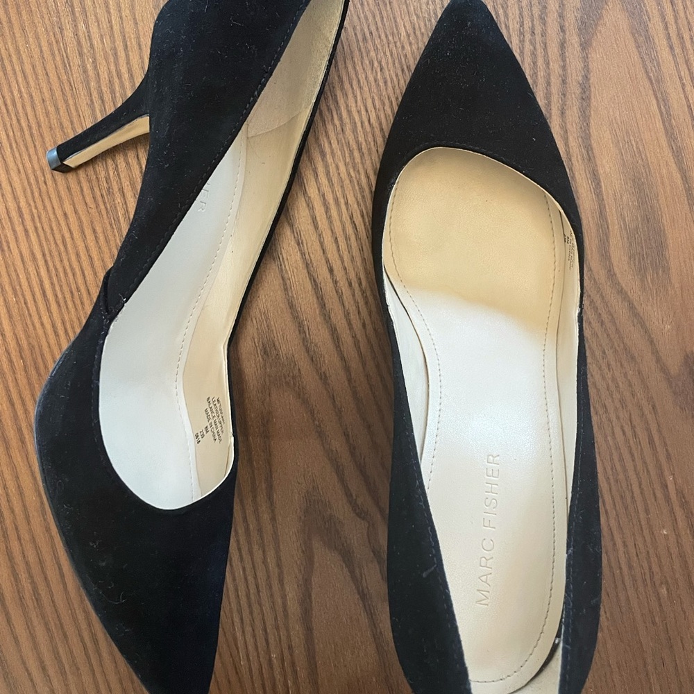 Marc Fisher Size 8 Black Suade Pump